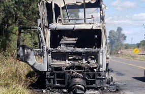 Caminhão é destruído por incêndio em Jaborá