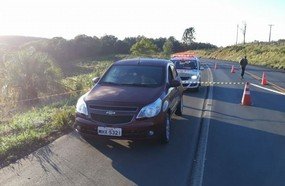Dois homens são executados a tiros dentro de um carro na SC-350