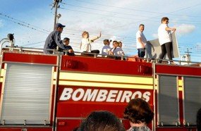 Marine Lima é recebida como celebridade em seu retorno a Catanduvas