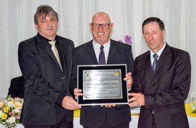 Ex-prefeito de Ouro recebe título de Cidadão Honorário do Município