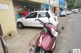 Condutora sofre escoriações em colisão entre carro e moto