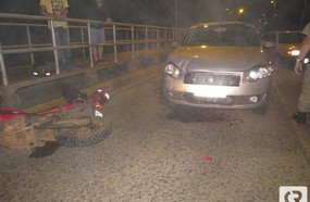 Veículo atinge motocicleta com pai e filho em cima da ponte