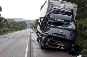 Caminhão bate em traseira de carreta em Ponte Serrada