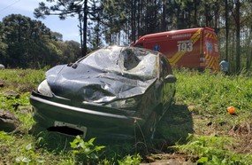 Veículo com placas de Joaçaba capota na SC-355