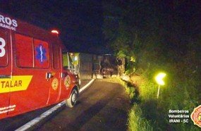 Duas pessoas ficam feridas após micro-ônibus tombar na BR-153