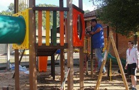 Prefeito em exercício revitaliza praça e instala novo parque infantil