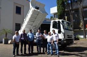 Prefeitura adquire caminhão para a Secretaria de Agricultura