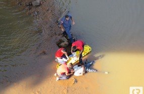 Bombeiros resgatam homem do Rio do Peixe em Joaçaba