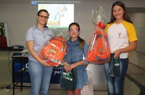 Alunos com trabalhos selecionados no Recicla CDL recebem prêmios