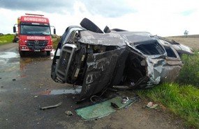 Mulher perde a vida após caminhonete capotar na SC-120