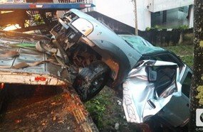 Caminhonete despenca em terreno baldio após desandar