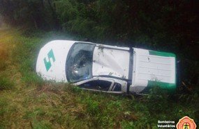 Motorista capota caminhonete após aquaplanar na BR-153
