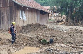 Bombeiros seguem buscas por pessoas desaparecidas no Alto Vale