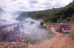 Incêndio destrói casa em Catanduvas
