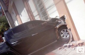 Veículo desgovernado invade igreja em Lacerdópolis