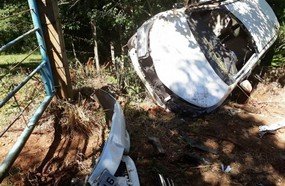 Motorista morre após carro sair da pista e capotar na SC-283