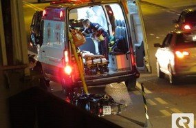 Motociclista fica ferida após colidir em carro na Av. Santa Terezinha