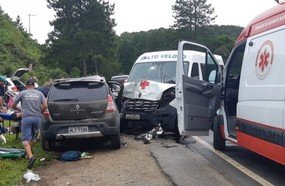 Nove feridos em colisão com ambulância de Salto Veloso