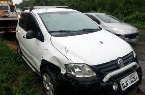 Veículo de Joaçaba bate em mureta após aquaplanar na BR-282