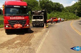 Incêndio destrói caminhão carregado com carne na SC-390