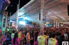 Arena lotada na primeira noite do Carnafolia 2020