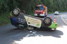 Motorista perde controle e capota veículo na BR-282