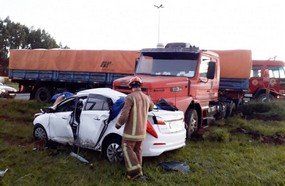 Mulher morre em colisão entre carreta e carro no trevão de Irani
