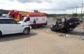 Acidente com três veículos deixa quatro pessoas feridas na BR-282