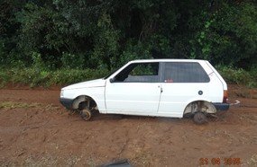 Veículo furtado é encontrado depenado
