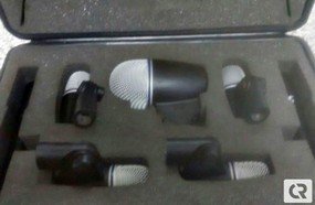 Menino encontra e devolve maleta com microfones furtados