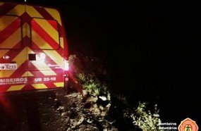 Motorista despenca com carreta em ribanceira na BR-153