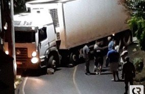 Mais um caminhão fica entalado em curva de Herval d´Oeste