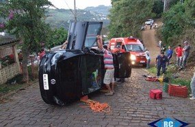 Mulher tomba veículo ao tentar subir rua íngreme em Capinzal