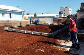 Primeira casa para atingidos pelo tornado começa a ser erguida