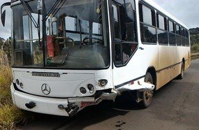 Colisão entre carro e ônibus deixa um ferido na SC-355