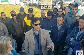 Oficiais de justiça advertem caminhoneiros para não bloquear rodovia