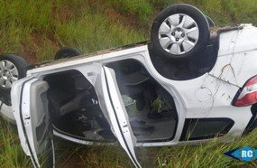 Veículo do estado capota ao passar em buraco na SC-390