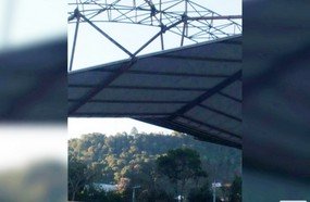Homem desafia o perigo ao subir na asa delta da Praça de Herval