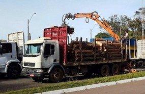 Três caminhões são flagrados com excesso de peso na BR-153