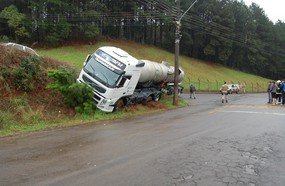 Motorista com sinais de embriagues invade terreno com carreta