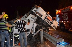 Caminhão tomba sobre guard-rail em Capinzal