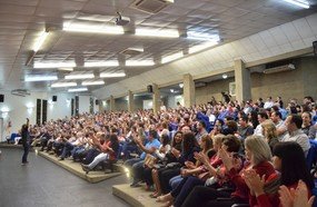 Palestra com Ciro Bottini lota auditório da Unoesc