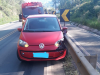 Motorista bate o carro em guard rail após desmaiar