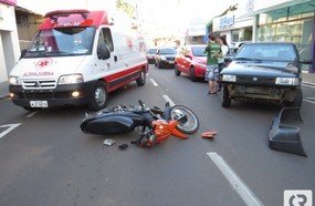 Colisão entre moto e carro deixa mulher ferida em Joaçaba