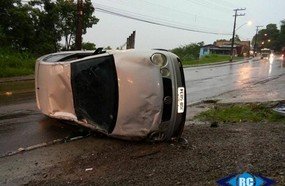 Motorista capota veículo após aquaplanar na pista
