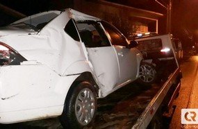 Motorista bate em muro de residência após aquaplanar na pista