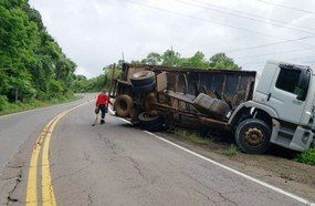 Caminhão sai da pista após baú se desprender do chassi
