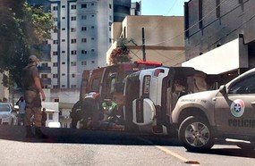 Condutora fica ferida após tombar veículo no centro de Joaçaba