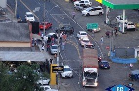 Carreta atinge carro após ficar sem freios no Acesso Cidade Alta