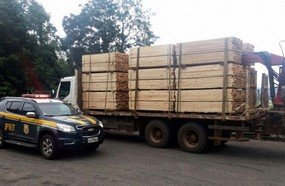 Caminhão é flagrado com mais de 14 mil kg de excesso na BR-153